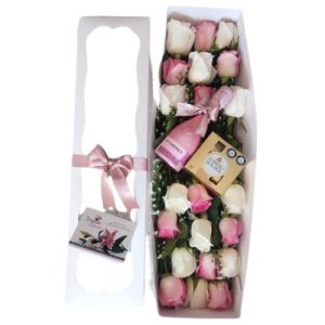 Caja de rosas rosadas y blancas