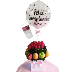 Cubito en frutas con rosas rojas