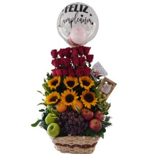 canasta de frutas en rosas rojas y girasoles