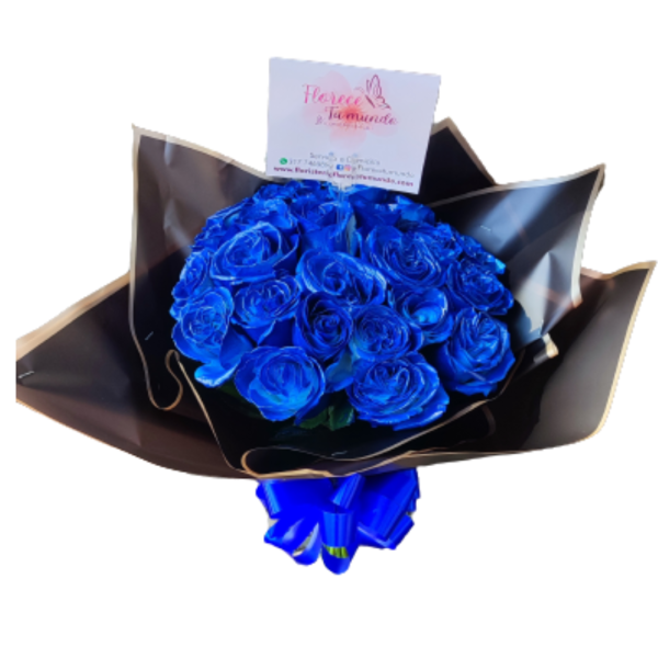 Arreglo buchos rosas azulesArreglo buchos rosas azules