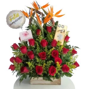 Rosas rojas, aves del paraíso, chocolate Ferrero, globo -
