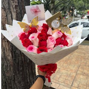 Ramo buchón de rosas de colores y chocolates floristería Cali