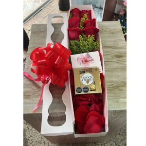 Caja de rosas, chocolates ferreros- Floristeria en cali