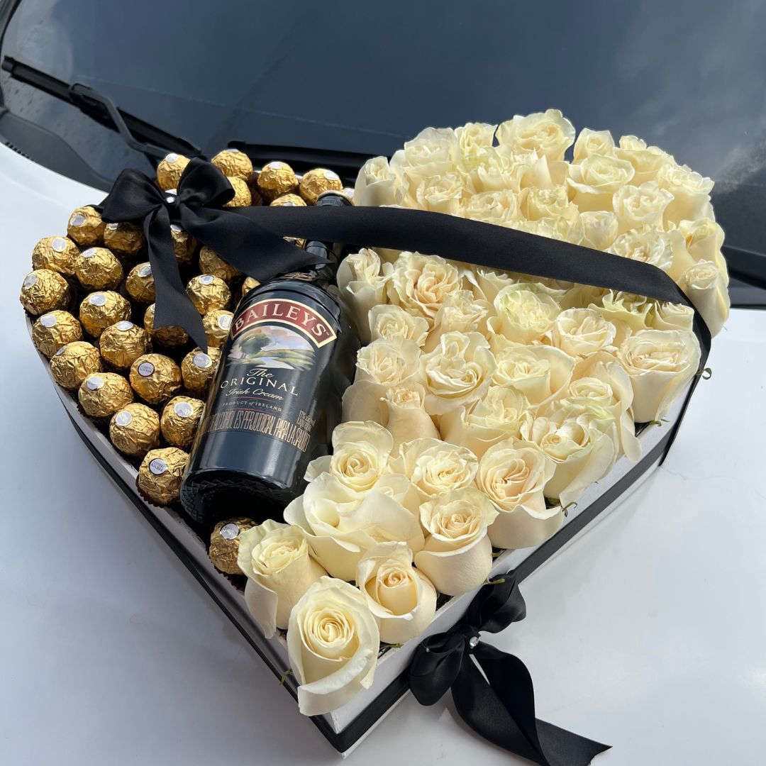 Corazón con rosas blancas, chocolates y licor- Floristeria en cali
