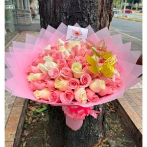 Ramo buchón de rosas rosadas y blanca- floristeria en cali