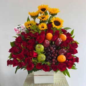 Arreglo de frutas, rosas y girasoles floristeria en cali