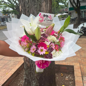 Ramo buchón de flores combinadas y lirios -floristeria en cali