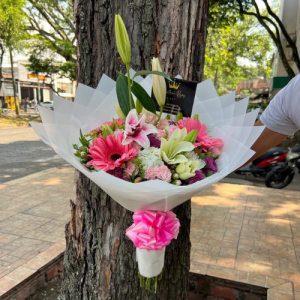 Ramo buchón de flores -floristeria en cali